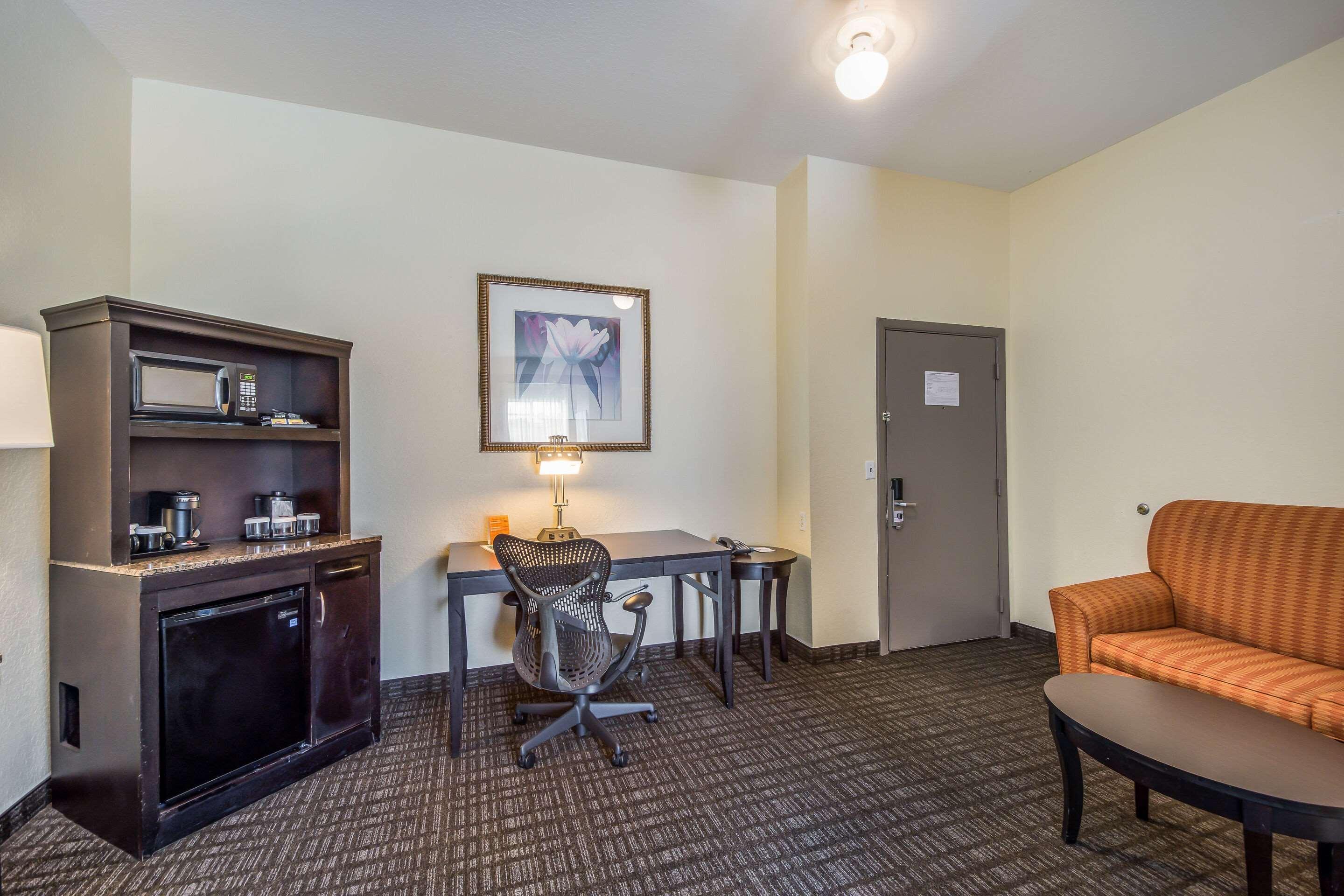 Clarion Inn & Suites Central Clearwater Beach Bagian luar foto