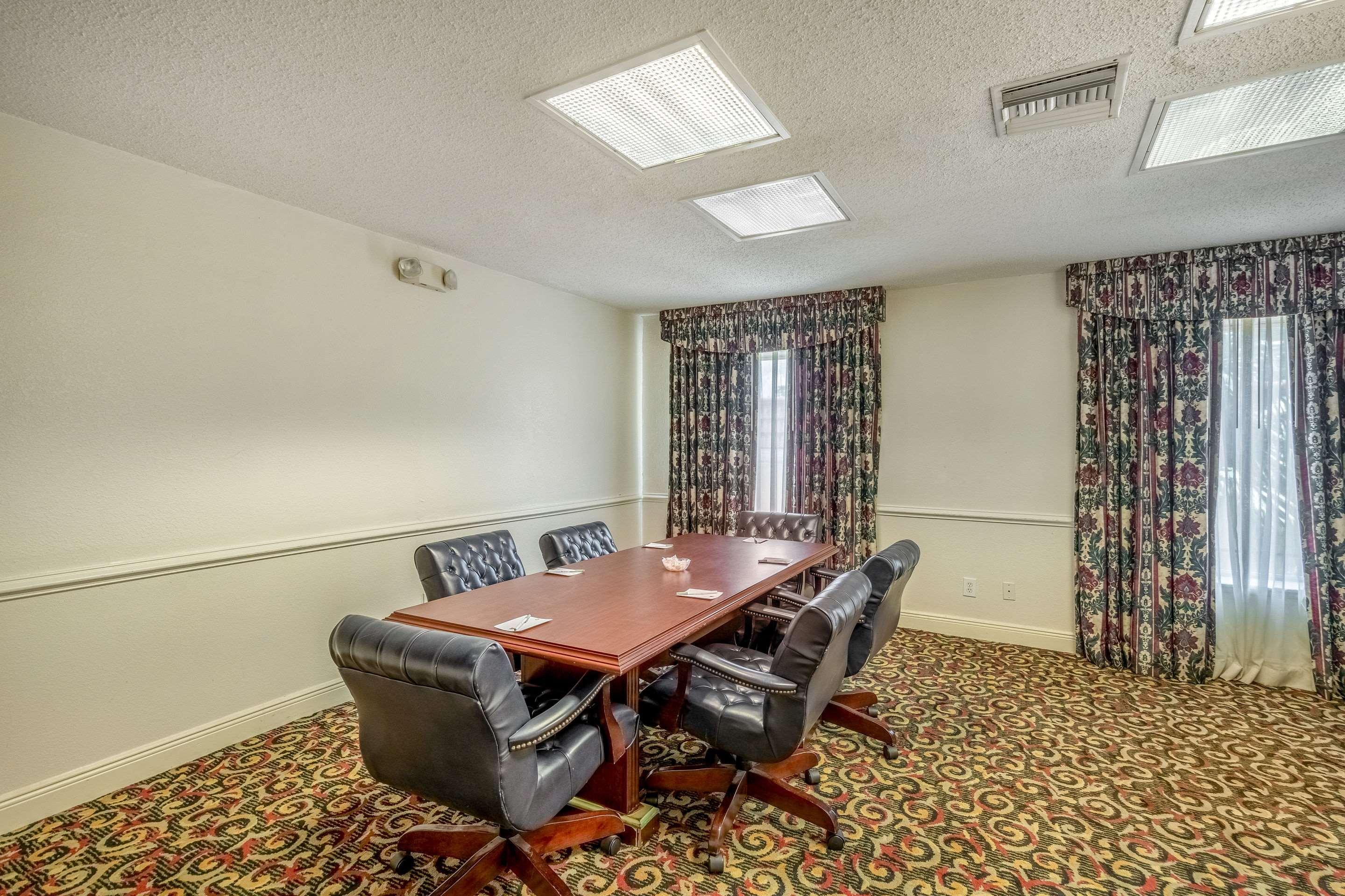 Clarion Inn & Suites Central Clearwater Beach Bagian luar foto