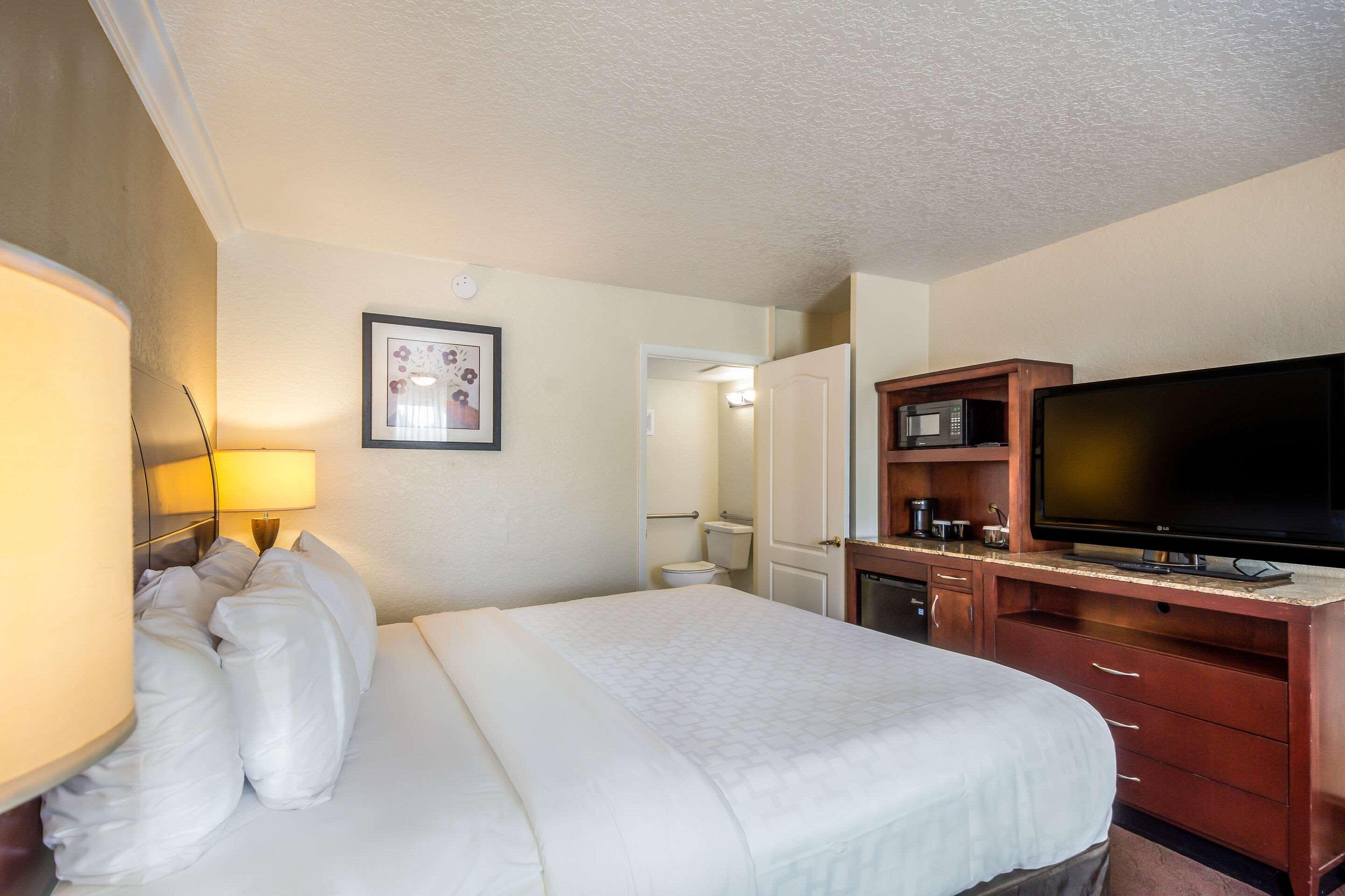 Clarion Inn & Suites Central Clearwater Beach Bagian luar foto