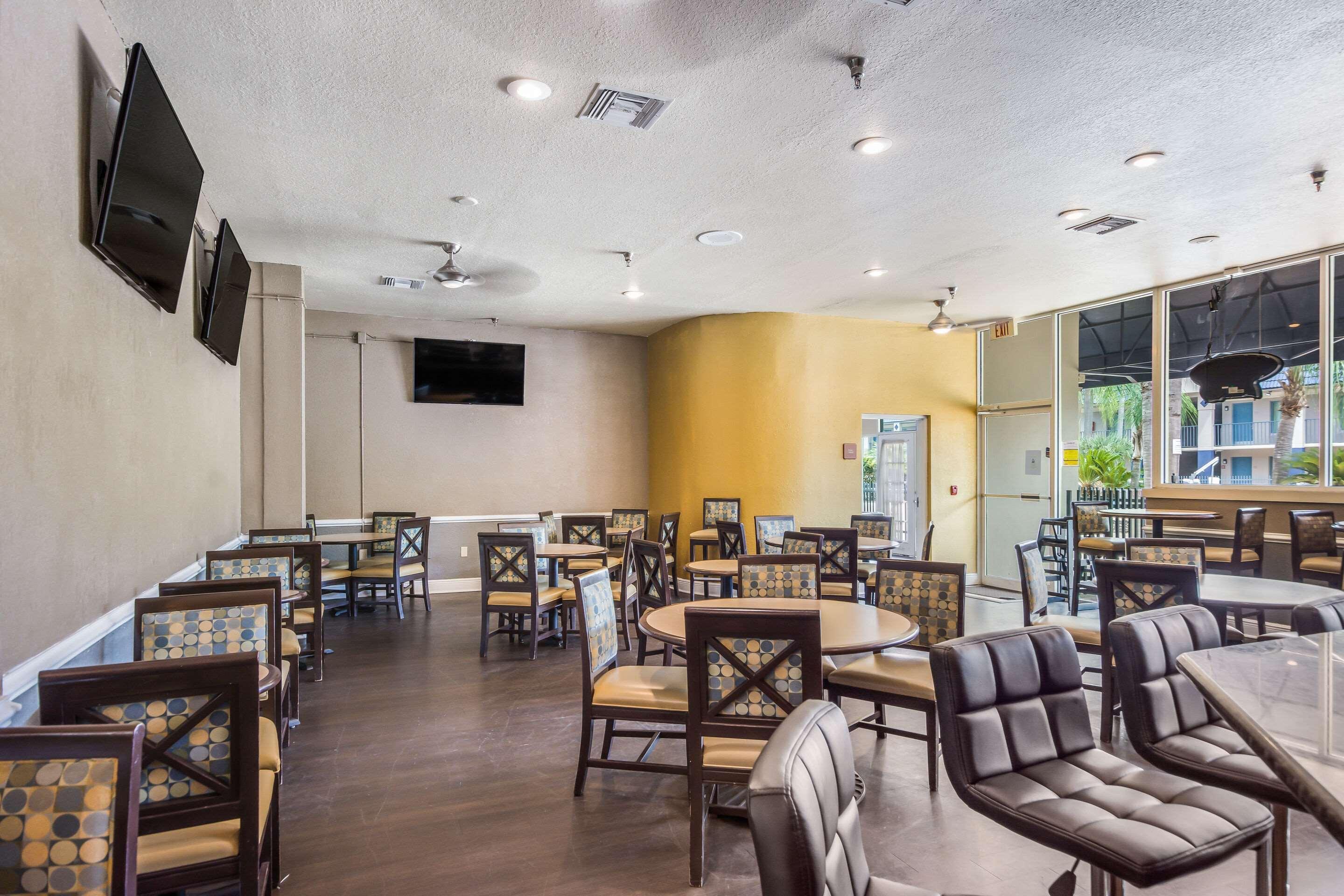 Clarion Inn & Suites Central Clearwater Beach Bagian luar foto
