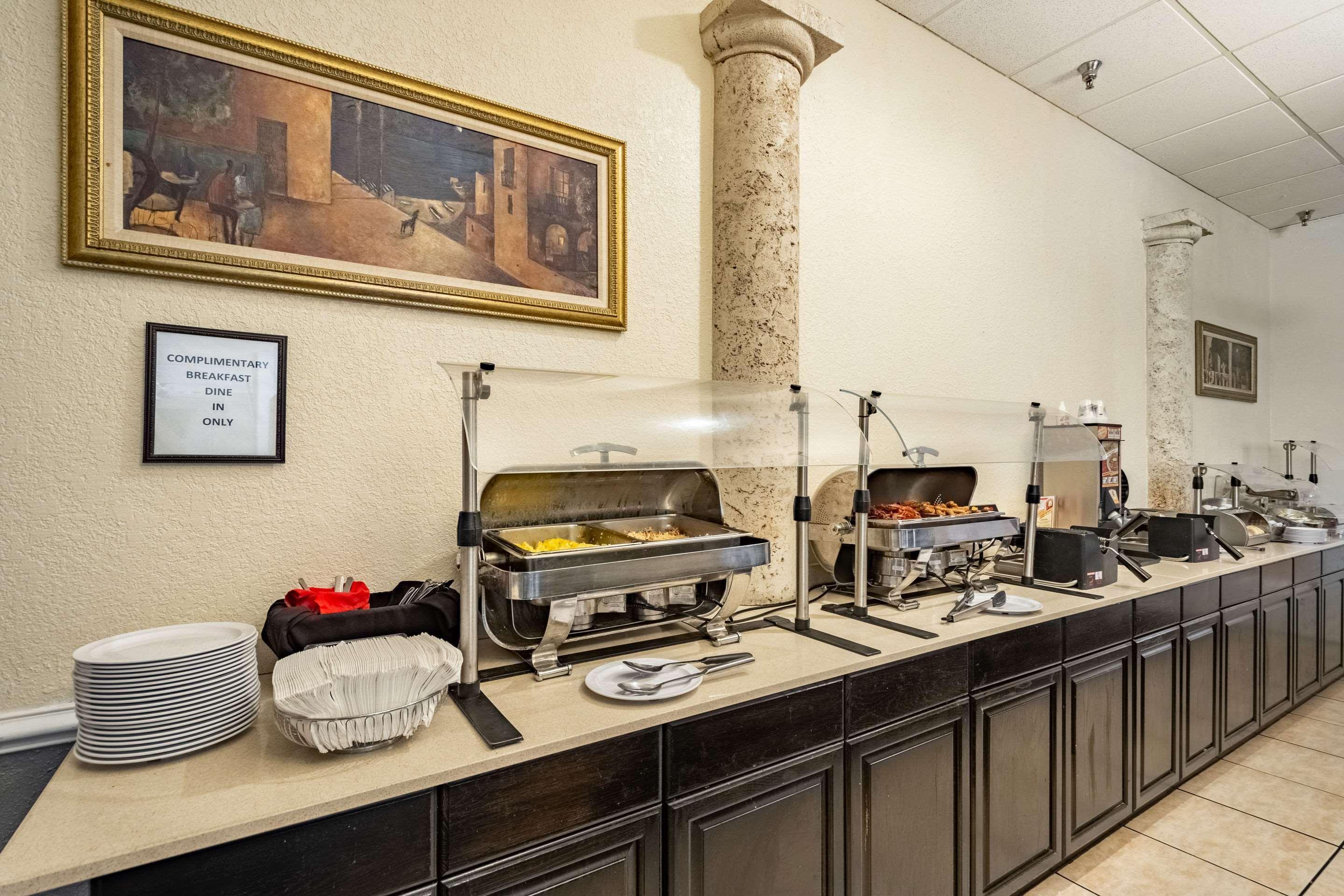 Clarion Inn & Suites Central Clearwater Beach Bagian luar foto