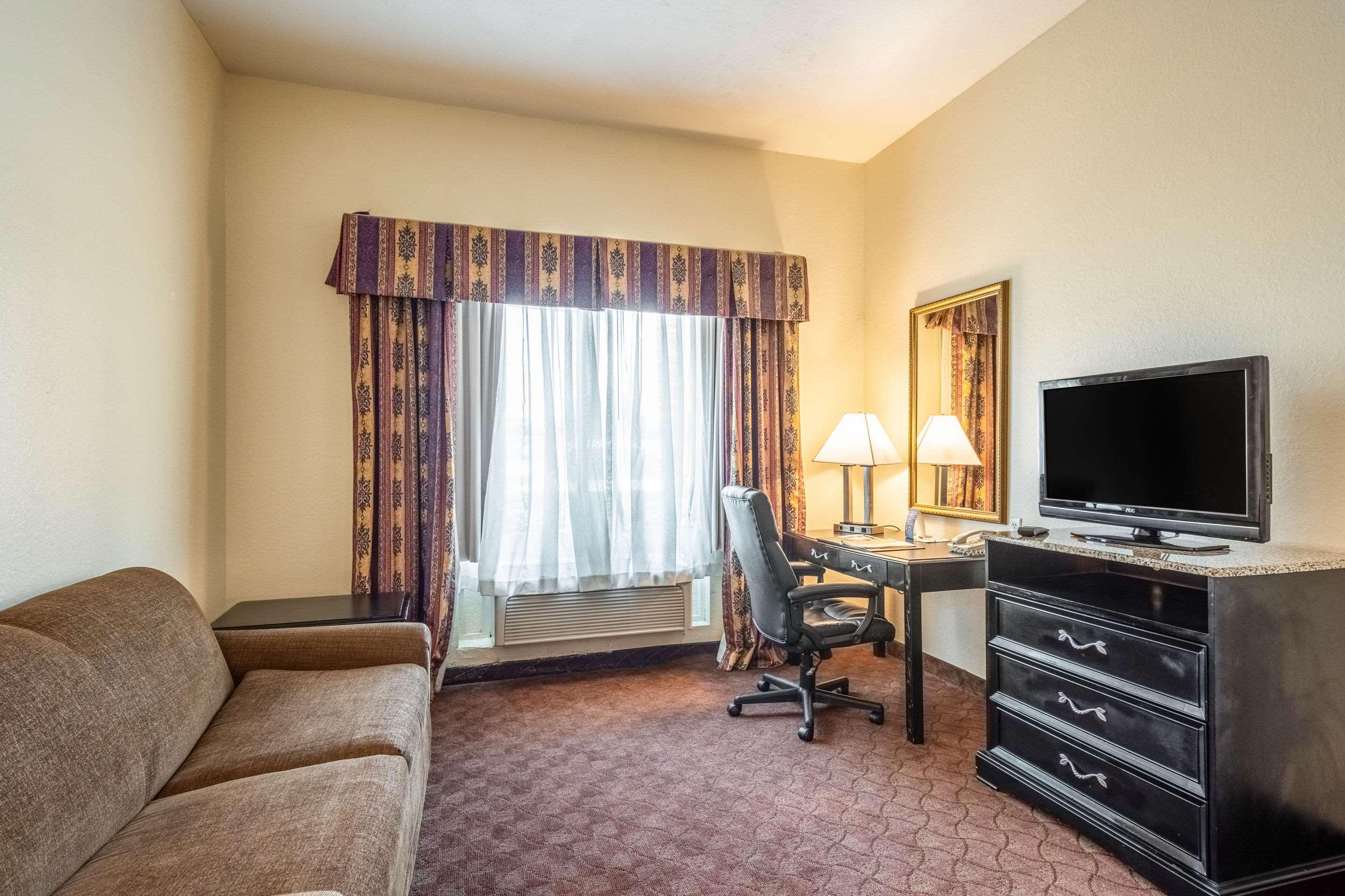 Clarion Inn & Suites Central Clearwater Beach Bagian luar foto
