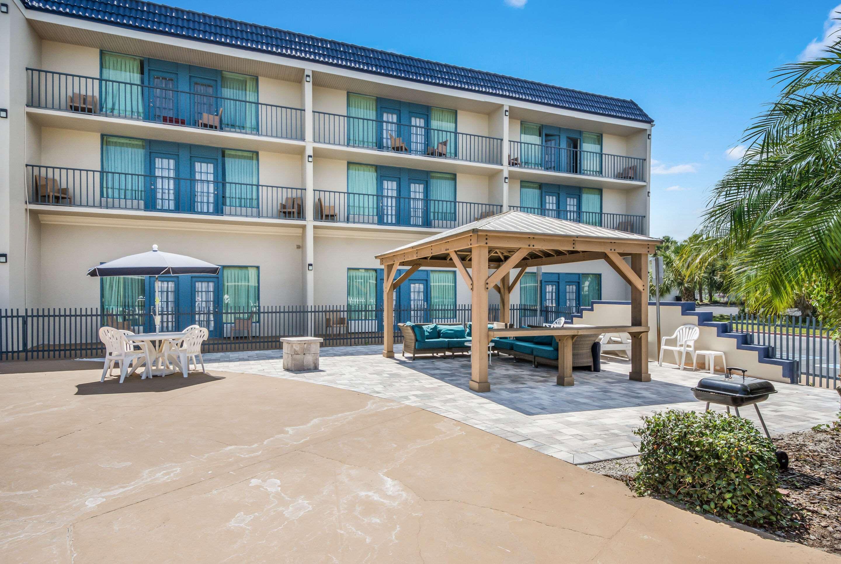Clarion Inn & Suites Central Clearwater Beach Bagian luar foto