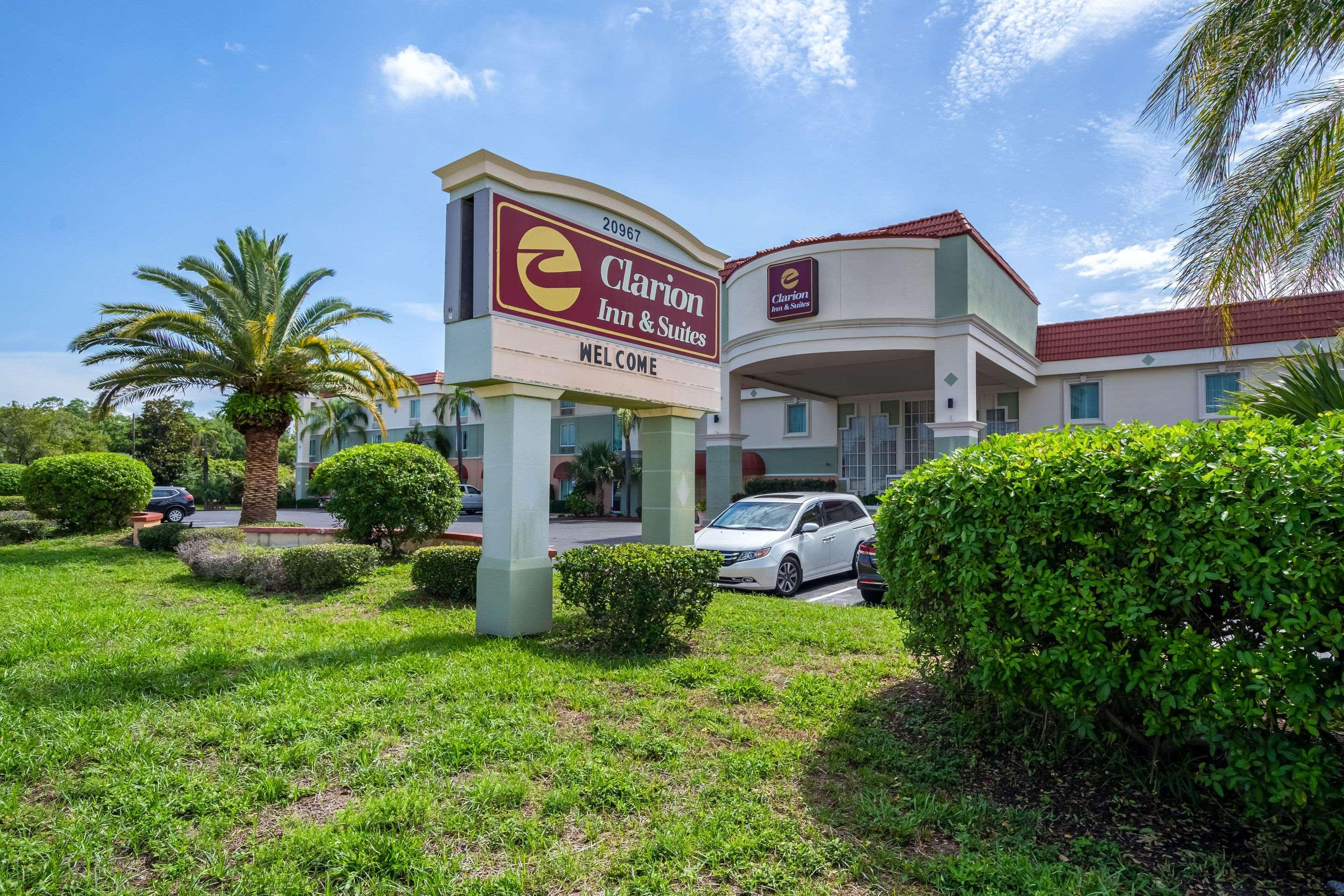 Clarion Inn & Suites Central Clearwater Beach Bagian luar foto