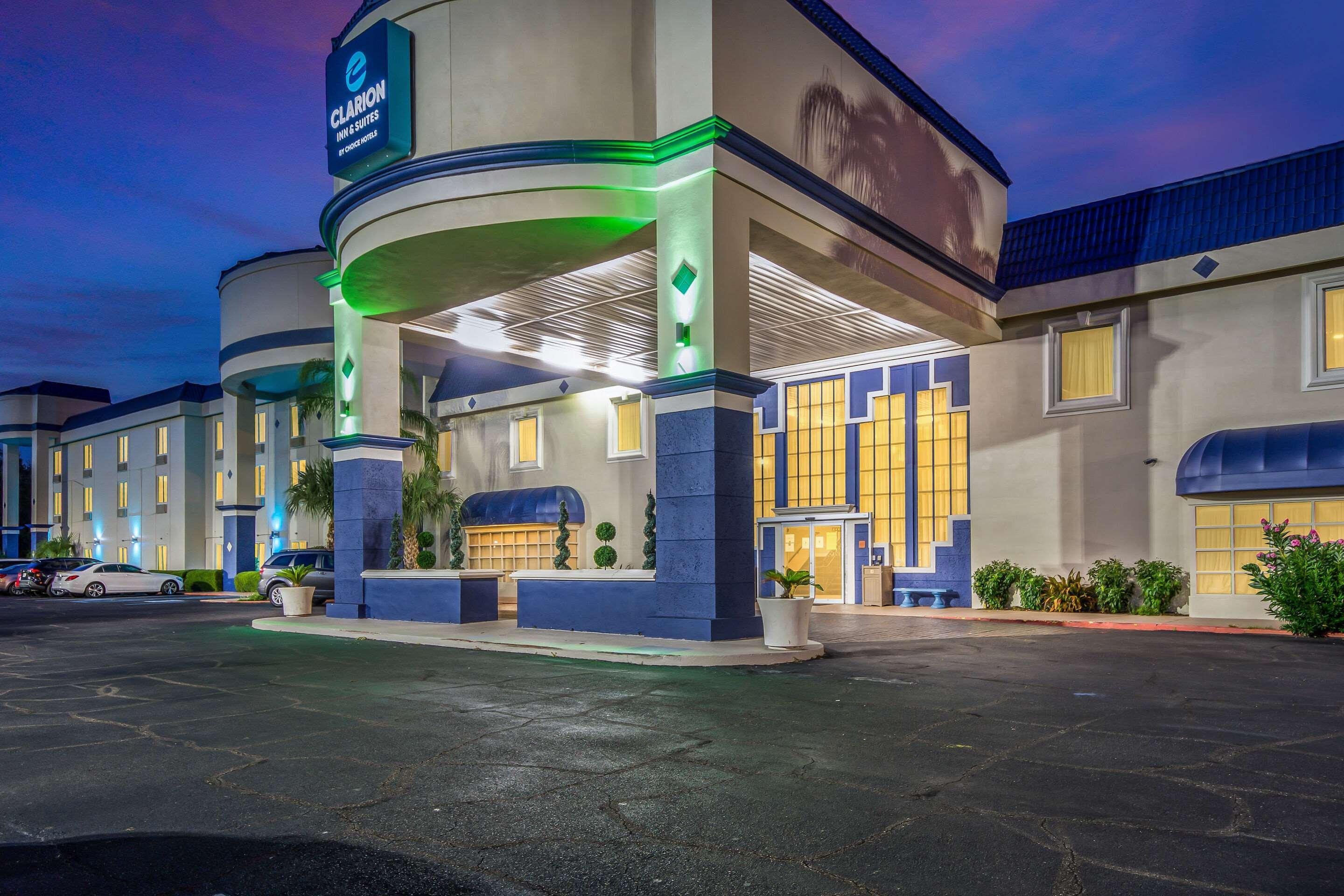 Clarion Inn & Suites Central Clearwater Beach Bagian luar foto