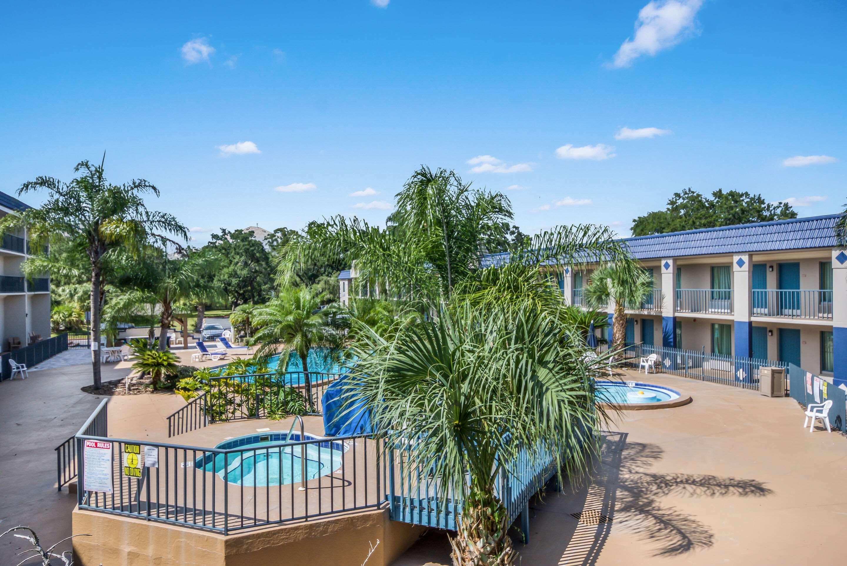 Clarion Inn & Suites Central Clearwater Beach Bagian luar foto