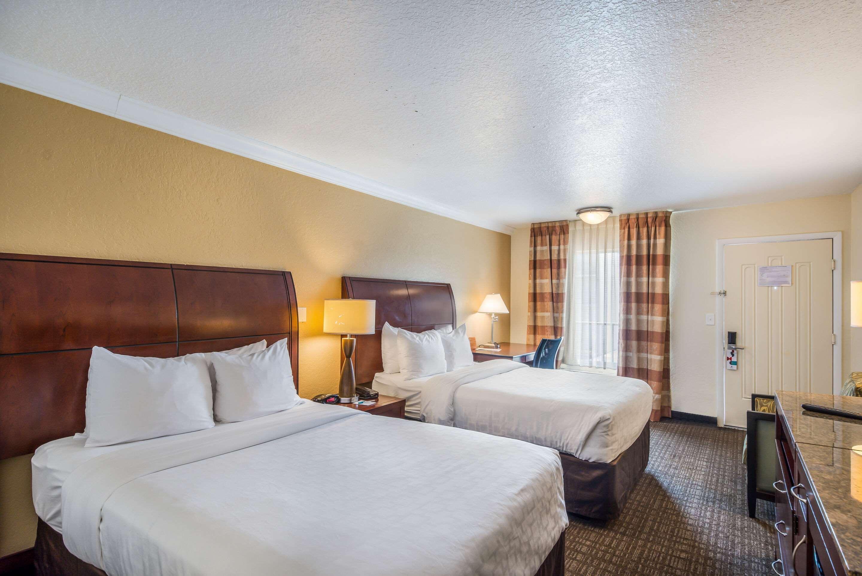 Clarion Inn & Suites Central Clearwater Beach Bagian luar foto