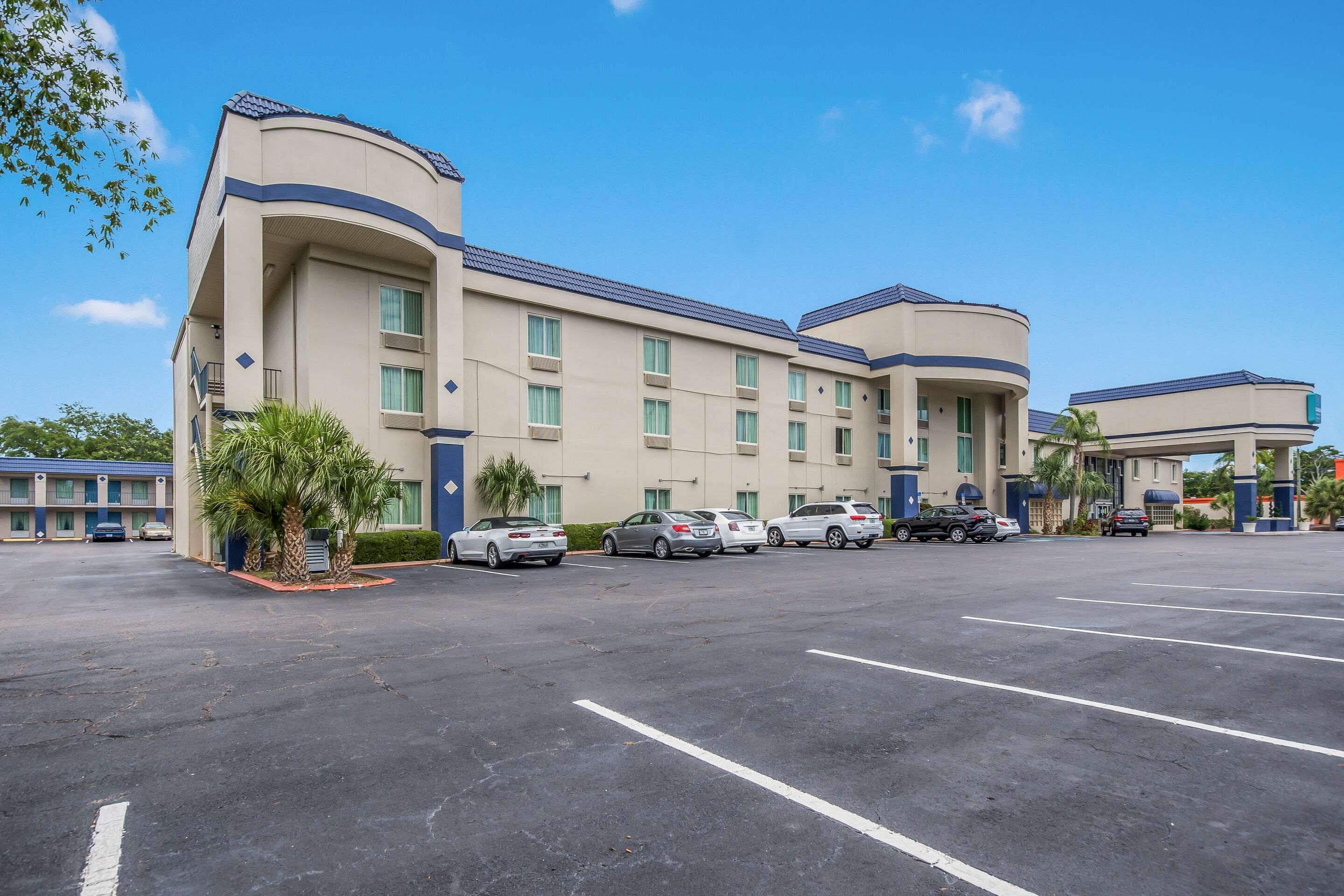 Clarion Inn & Suites Central Clearwater Beach Bagian luar foto