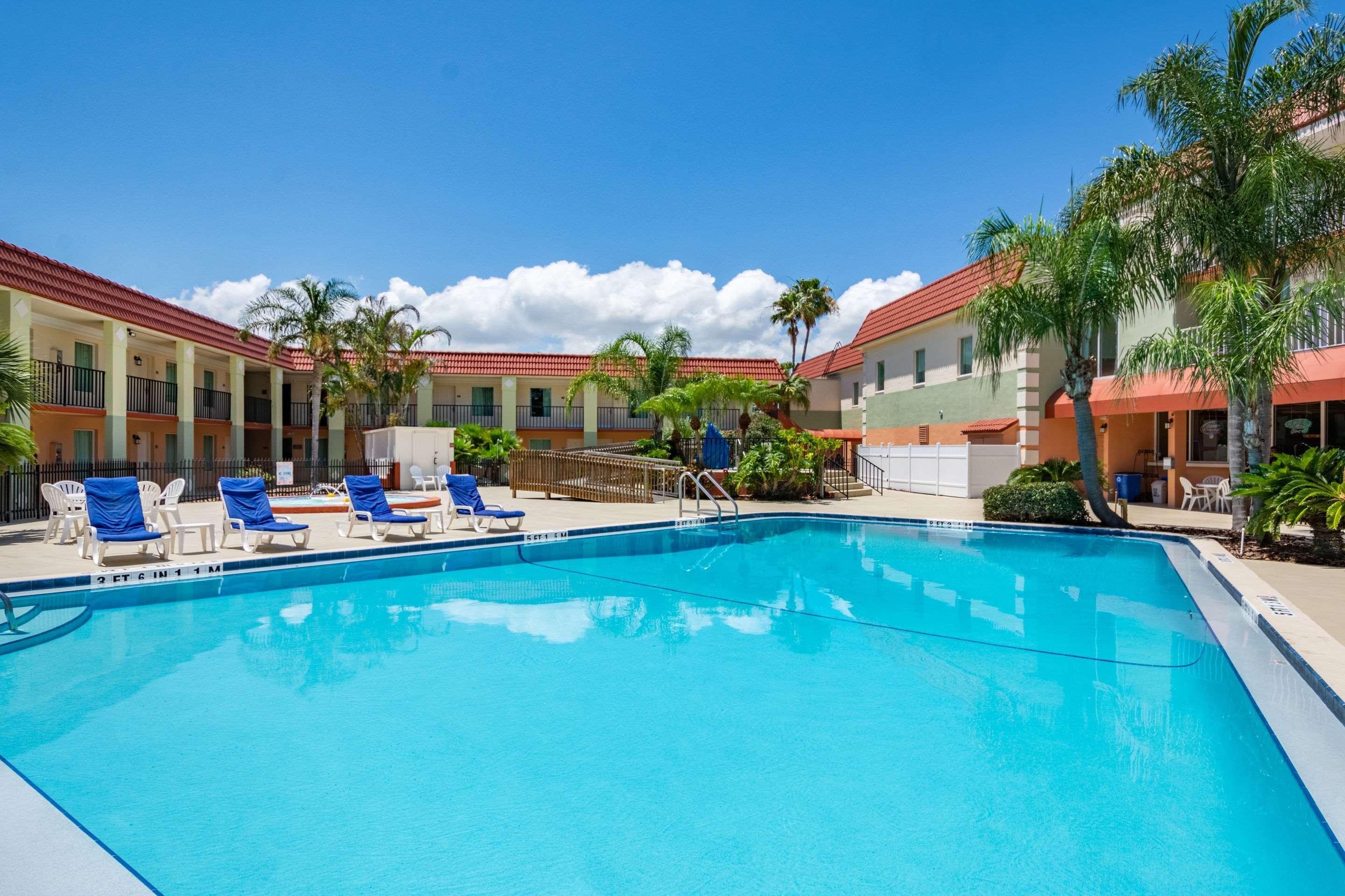 Clarion Inn & Suites Central Clearwater Beach Bagian luar foto