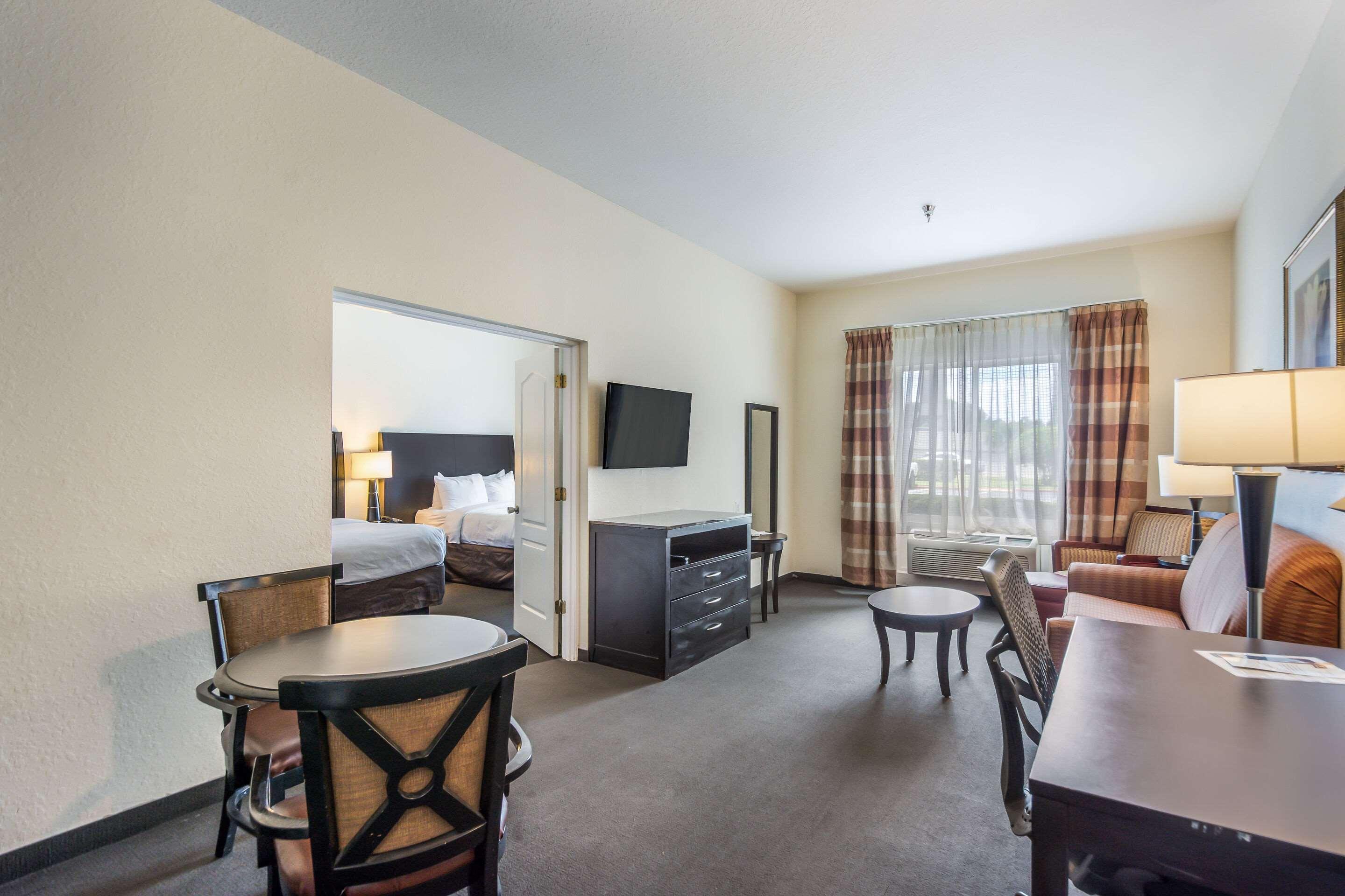Clarion Inn & Suites Central Clearwater Beach Bagian luar foto